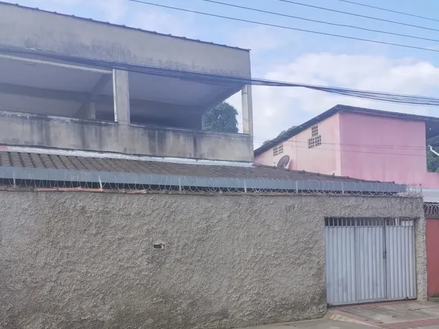 Imagem: Casa Ampla de Dois Pavimentos com Varanda