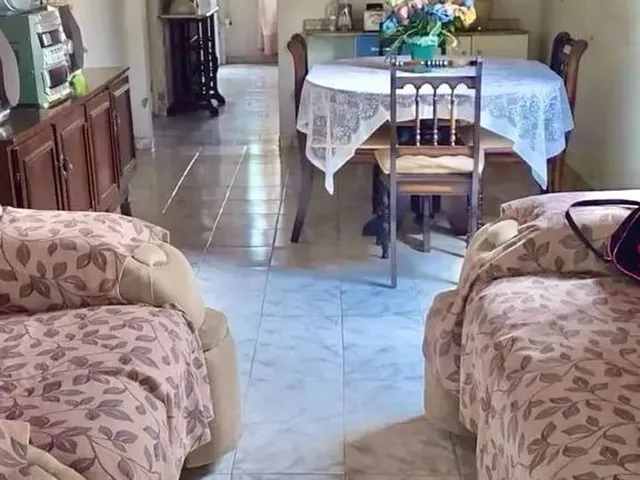 Imagem: A casa possui 3 Dormitórios, 2 Banheiros, 1 Vaga na garagem