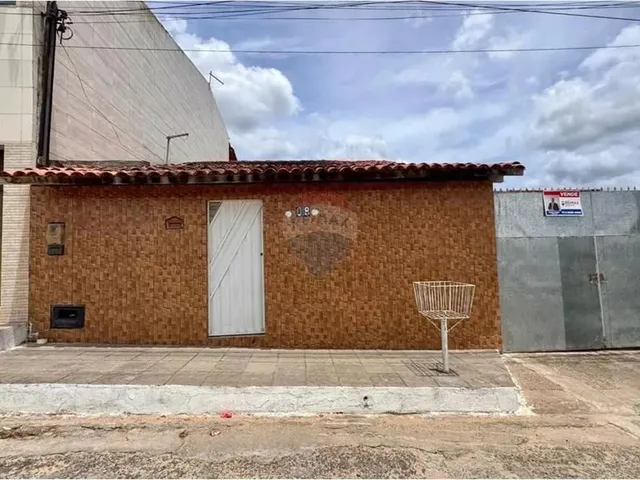 Imagem: A casa possui 1 Dormitório, 1 Banheiro, 1 Vaga na garagem,