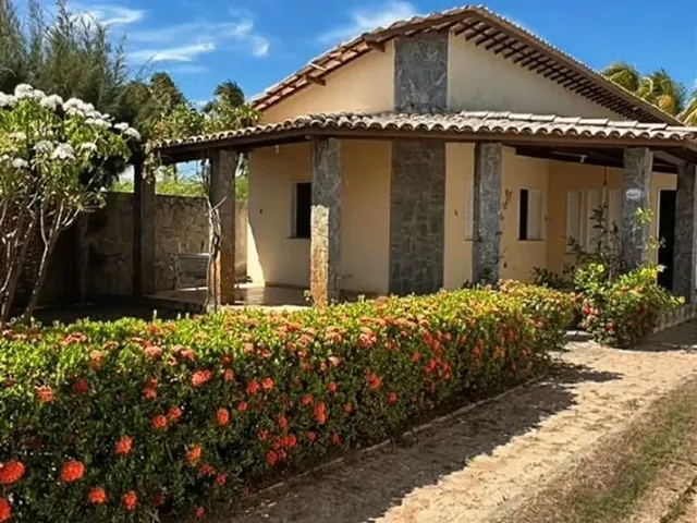 Imagem: A casa possui 3 Dormitórios, 2 Banheiros, 4 Vagas na