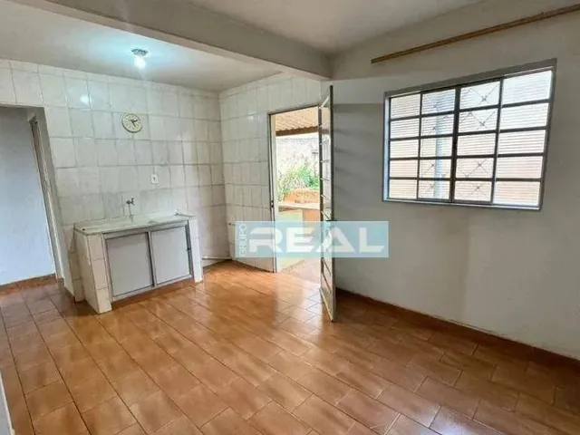 Imagem: A casa possui 3 Dormitórios, 1 Banheiro, 1 Vaga na