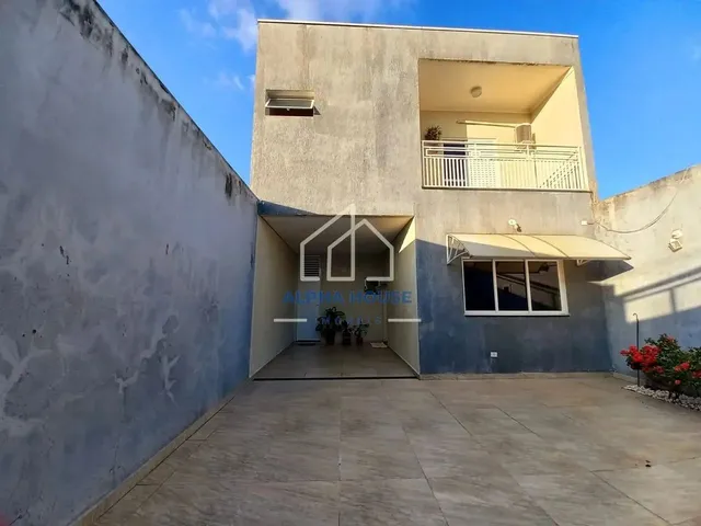 Imagem: A casa possui 3 Dormitórios, 1 Suíte, 1 Banheiro, 3 Vagas