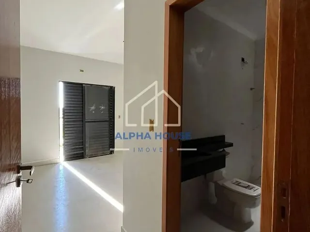 Imagem: A casa possui 2 Dormitórios, 2 Suítes, 1 Banheiro, 2