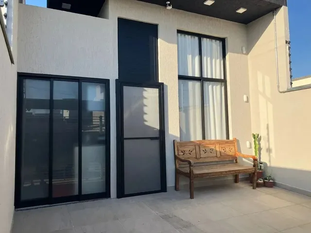 Imagem: A casa possui 3 Dormitórios, 1 Suíte, 1 Banheiro, 2 Vagas