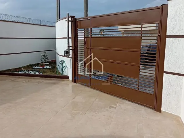 Imagem: A casa possui 3 Dormitórios, 1 Suíte, 1 Banheiro, 2 Vagas