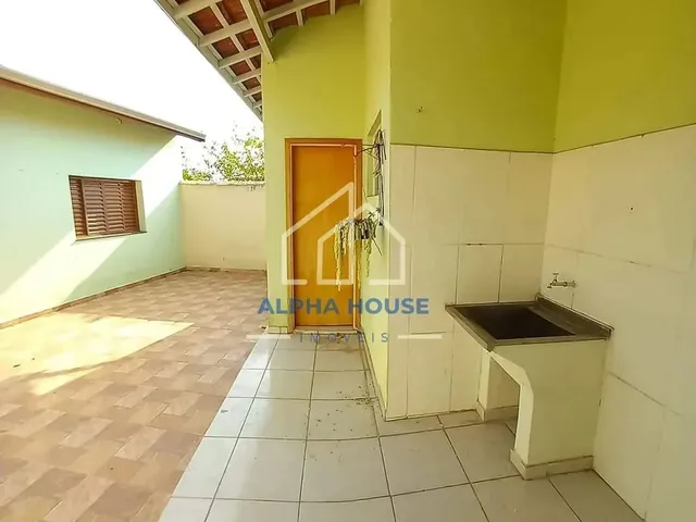 Imagem: A casa possui 3 Dormitórios, 1 Suíte, 2 Banheiros, 5