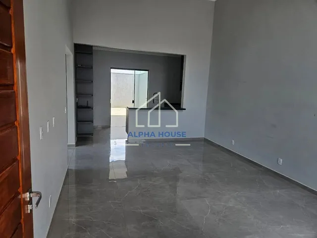 Imagem: A casa possui 3 Dormitórios, 1 Banheiro, 2 Vagas na