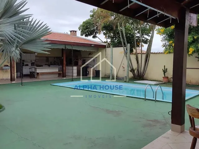 Imagem: A casa possui 4 Dormitórios, 2 Suítes, 5 Banheiros, 5