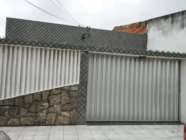 Imagem: A casa possui 3 Dormitórios, 2 Banheiros, 1 Vaga na
