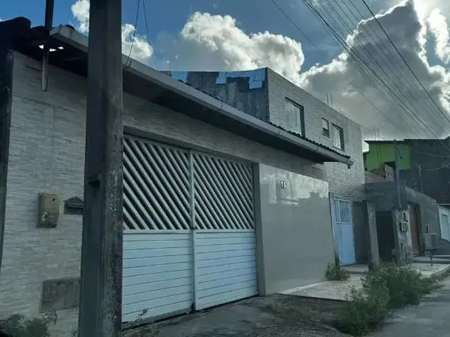 Imagem: A casa possui 3 Dormitórios, 2 Banheiros, 1 Vaga na