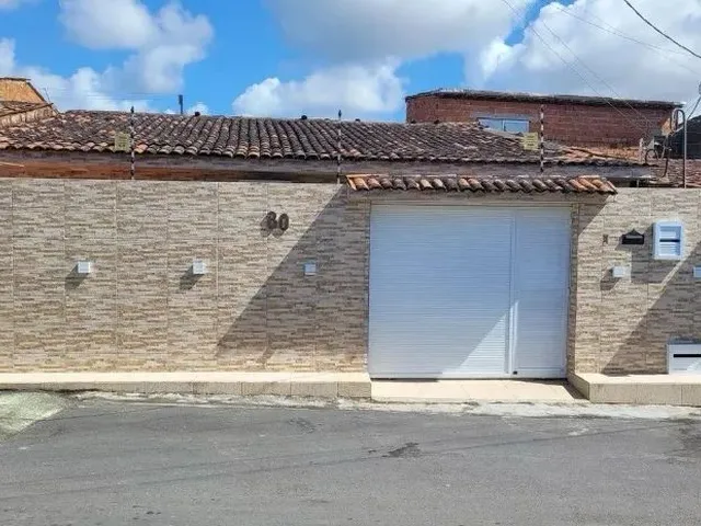 Imagem: A casa possui 3 Dormitórios, 2 Banheiros, 2 Vagas na