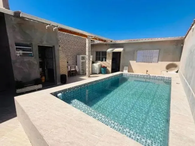 Imagem: A casa possui 3 Dormitórios, 2 Banheiros, 2 Vagas na