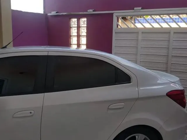 Imagem: A casa possui 3 Dormitórios, 2 Banheiros, 2 Vagas na