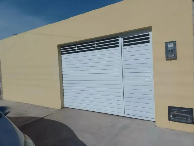 Imagem: A casa possui 3 Dormitórios, 1 Banheiro, 1 Vaga na