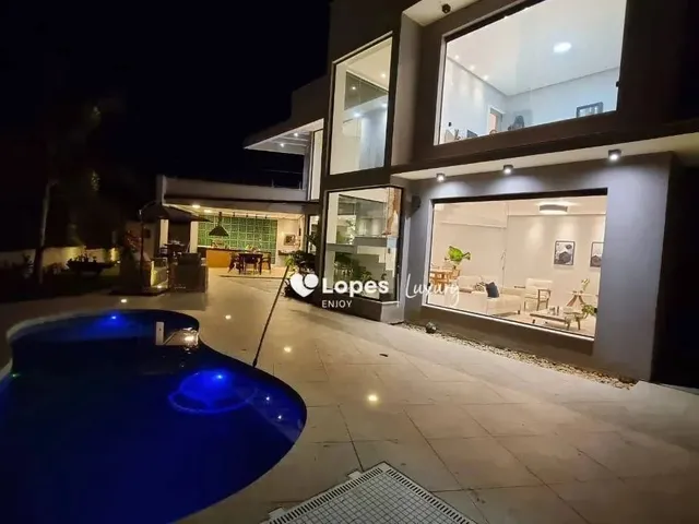 Imagem: Casa de Alto Padrão com 4 Quartos À Venda