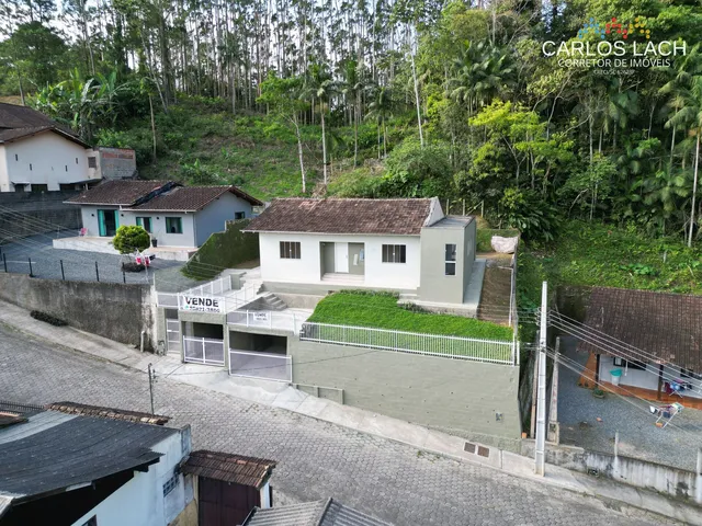 Imagem: A casa possui 3 Dormitórios, 1 Suíte, 2 Banheiros, 2