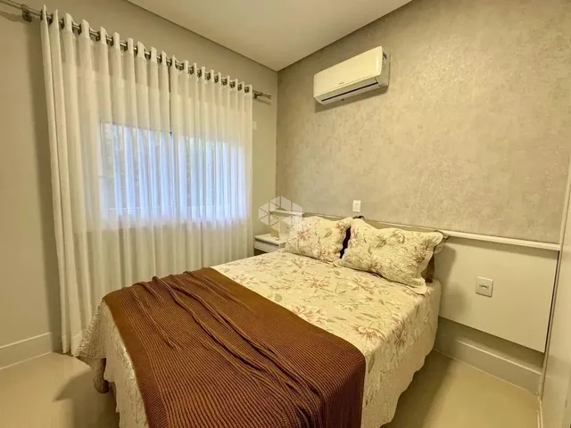 Imagem 4: Casa com 4 Suítes, Térrea Mobiliada e Decorado com Piscina, no Condomínio Fechado