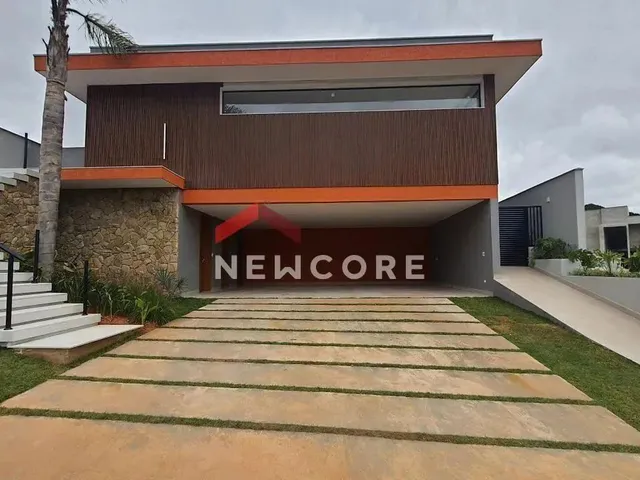 Imagem: A casa em condomínio possui 4 Dormitórios, 4 Suítes, 5