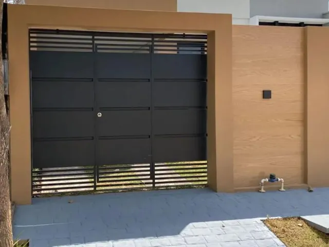 Imagem: A casa possui 3 Dormitórios, 1 Suíte, 2 Banheiros, 1 Vaga