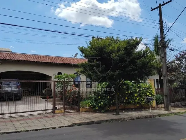 Imagem: A casa possui 3 Dormitórios, 1 Suíte, 2 Banheiros, 2