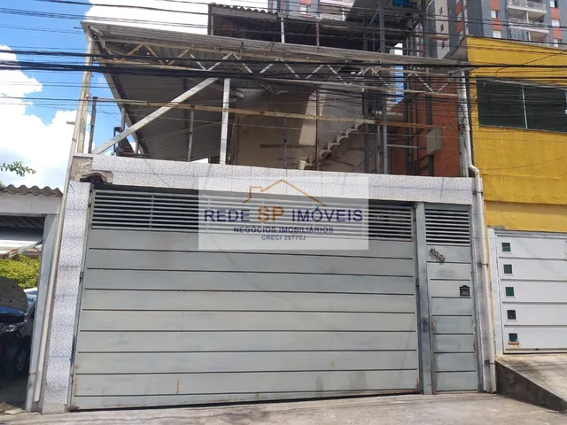 Imagem: A casa possui 4 Dormitórios, 2 Banheiros, 8 Vagas na
