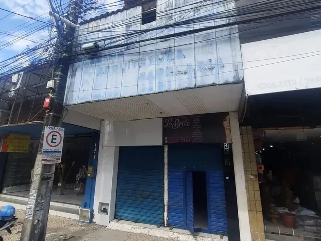 Imagem: Pc2134) Um Prédio Comercial Medindo 225M²