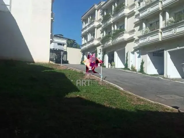 Imagem: O terreno possui 3 Dormitórios, 2 Suítes, 1 Banheiro, 2