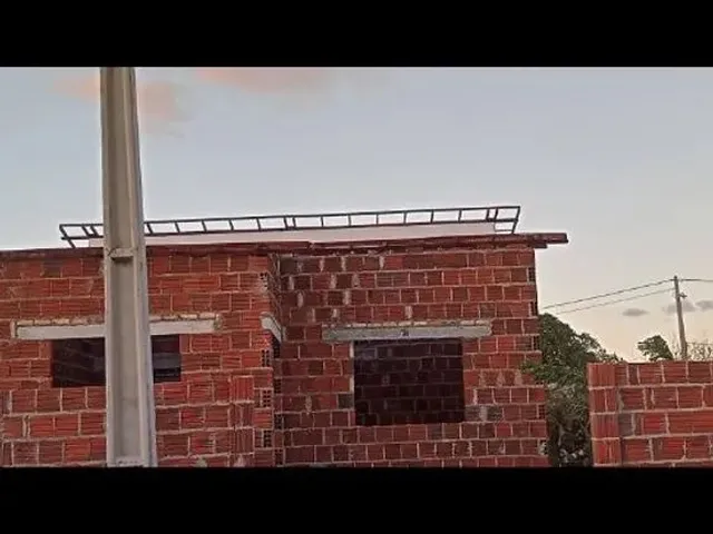 Imagem: Terreno com Casa em Construção