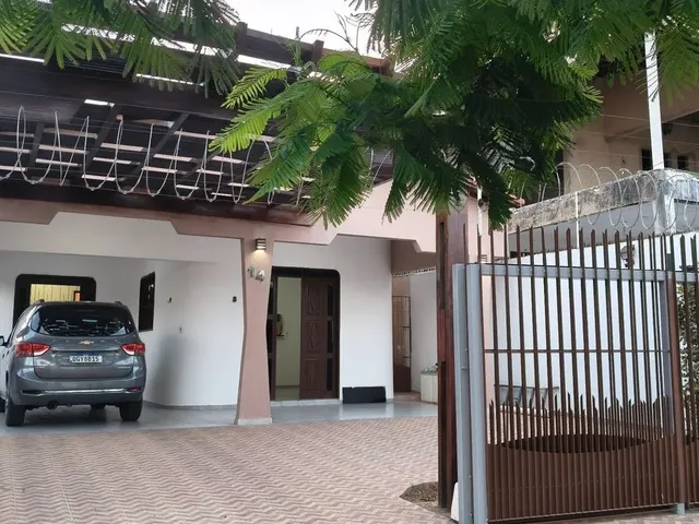Imagem: A casa possui 4 Dormitórios, 3 Banheiros, 4 Vagas na