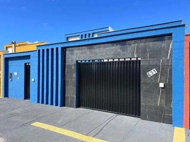 Imagem: A casa possui 3 Dormitórios, 2 Banheiros, 2 Vagas na