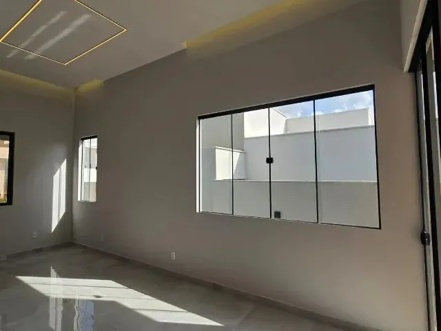 Imagem 2: Excelente Casa Térrea com 4 Quartos, Sendo 3 Suítes no Monte Carlo