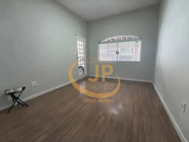 Imagem: A casa possui 3 Dormitórios, 1 Suíte, 2 Banheiros, 3