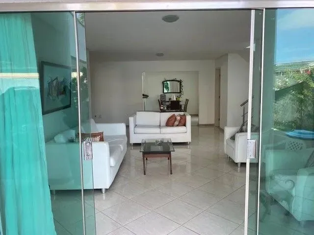 Imagem: Casa com 6 Dormitórios À Venda, 700 M²