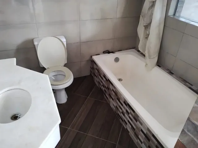 Imagem 3: Excelente Residência com 04 Quartos, Piscina e Ótima Churrasqueira em Praia de Leste !!