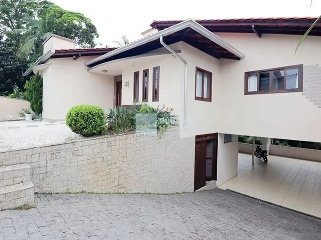 Imagem: A casa possui 3 Dormitórios, 1 Suíte, 3 Banheiros, 5