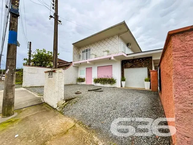 Imagem: A casa possui 3 Dormitórios, 2 Banheiros, 5 Vagas na