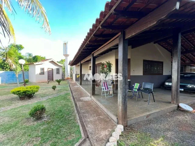 Imagem: A casa possui 2 Dormitórios, 2 Suítes, 2 Banheiros, 5