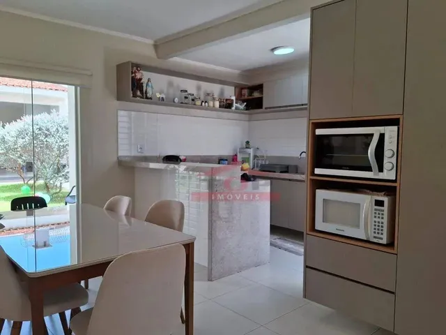Imagem: A casa possui 3 Dormitórios, 2 Banheiros, 2 Vagas na