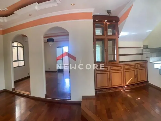 Imagem: A casa possui 4 Dormitórios, 2 Suítes, 3 Banheiros, 5