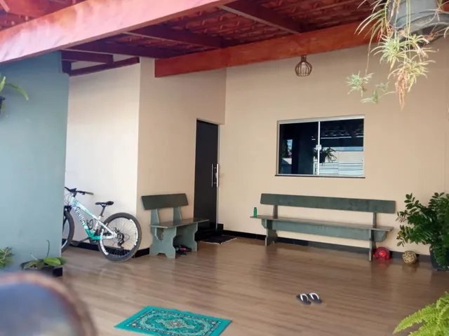 Imagem: A casa possui 3 Dormitórios, 3 Banheiros, 1 Vaga na