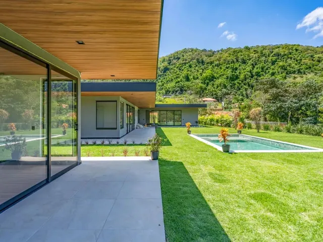 Imagem: A casa em condomínio possui 4 Dormitórios, 1 Banheiro, 2