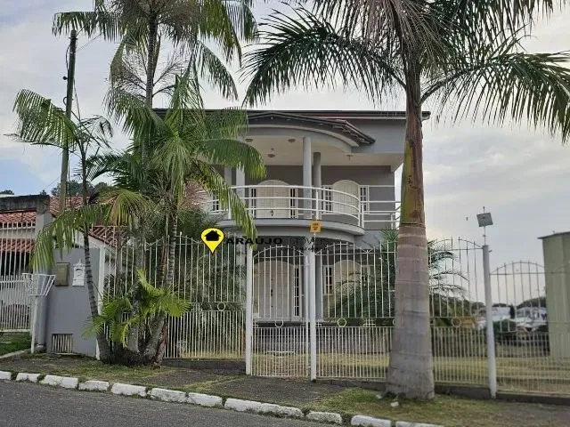 Imagem: A casa possui 4 Dormitórios, 4 Banheiros, 4 Vagas na