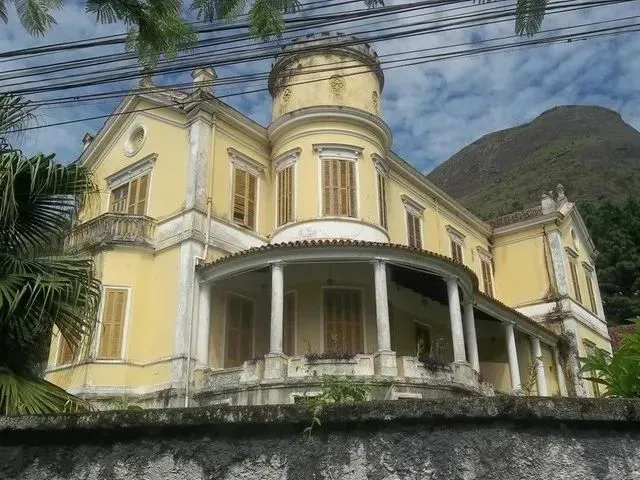 Imagem: A casa possui 5 Dormitórios, 5 Banheiros, 5 Vagas na
