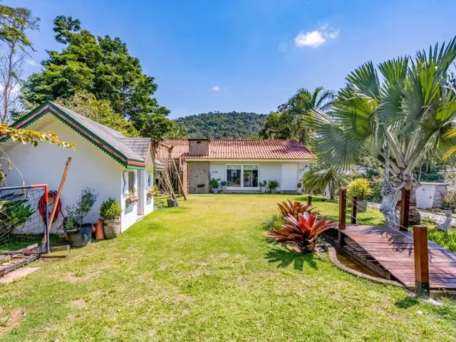 Imagem: A casa em condomínio possui 5 Dormitórios, 1 Banheiro, 5