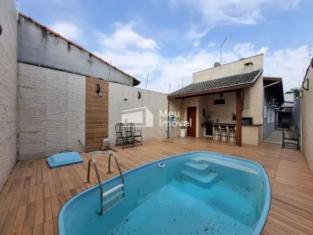 Imagem: A casa possui 3 Dormitórios, 1 Suíte, 2 Banheiros, 3