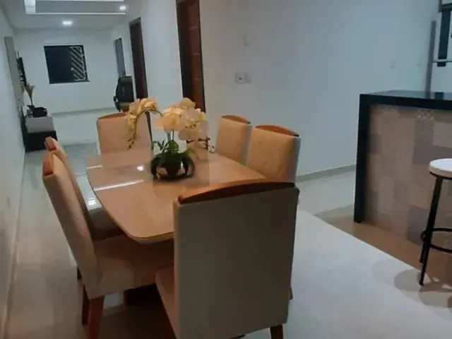 Imagem: A casa possui 2 Dormitórios, 2 Banheiros, 3 Vagas na