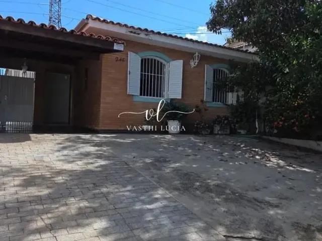 Imagem: A casa possui 4 Dormitórios, 1 Suíte, 4 Banheiros, 4