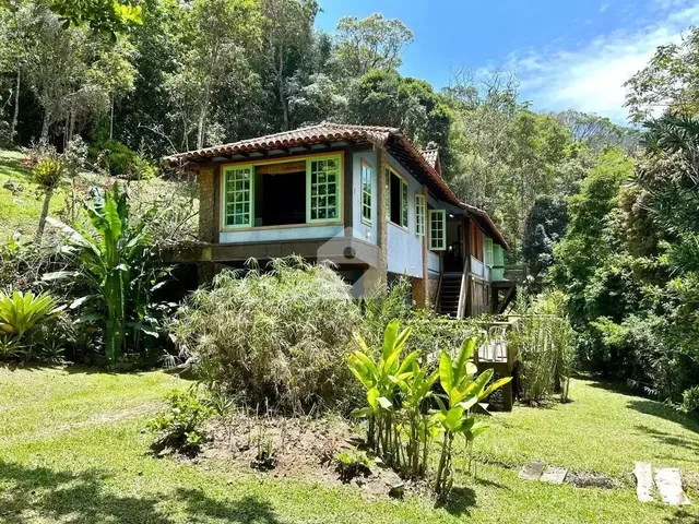 Imagem: A casa possui 4 Dormitórios, 3 Banheiros, 3 Vagas na
