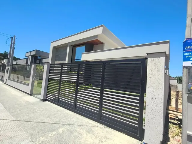 Imagem: A casa possui 3 Dormitórios, 3 Banheiros, 2 Vagas na