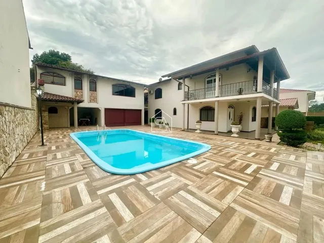Imagem: Casa com 5 Quartos e 5 Banheiros À Venda